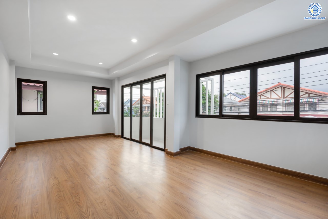 บ้านมือสองตกแต่งใหม่ ม.ปั้นทอง3 ลาดปลาเค้า76 เนื้อที่ 41.3 ตร.ว. ฟังก์ชัน 3 ห้องนอน 2 ห้องน้ำ 1 ห้องอเนกประสงค์ จอดรถได้ 2 คัน สภาพแวดล้อมเยี่ยม เชื่อมต่อ ถ.ประเสริฐมนูกิจ, ถ.เกษตร-นวมินทร์ ใกล้ ม.เกษตร, รถไฟฟ้าสายสีเขียว "สถานีเสนานิคม" และทางด่วน "ฉลองรัช"